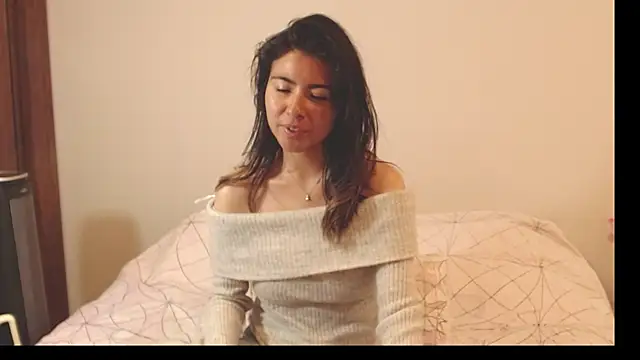 Snapshot of alice_middlee chatting on November 11, 2:06 pm alice middlee online show from November 11, 2:06 pm