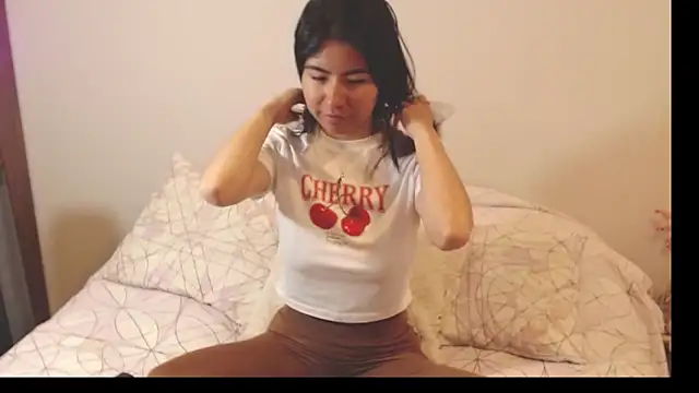 Snapshot of alice_middlee chatting on November 12, 1:33 pm alice middlee online show from November 12, 1:33 pm