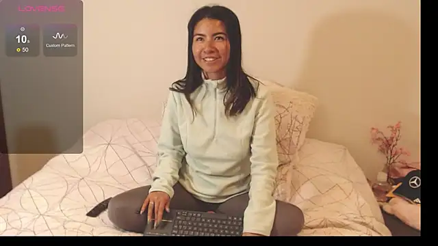 Snapshot of alice_middlee chatting on November 13, 3:55 pm alice middlee online show from November 13, 3:55 pm