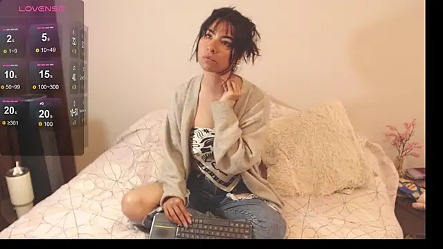 Snapshot of alice_middlee chatting on November 19, 2:50 pm alice middlee online show from November 19, 2:50 pm