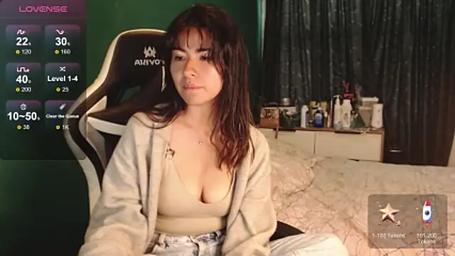 Snapshot of alice_middlee chatting on December 5, 6:15 pm alice middlee online show from December 5, 6:15 pm