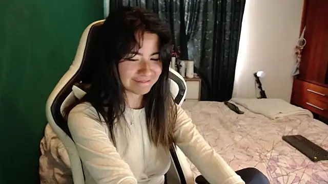 Snapshot of alice_middlee chatting on December 17, 4:46 pm alice middlee online show from December 17, 4:46 pm