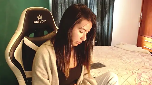 Snapshot of alice_middlee chatting on December 19, 7:21 pm alice middlee online show from December 19, 7:21 pm