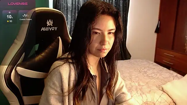 Snapshot of alice_middlee chatting on May 11, 3:07 pm alice middlee online show from May 11, 3:07 pm