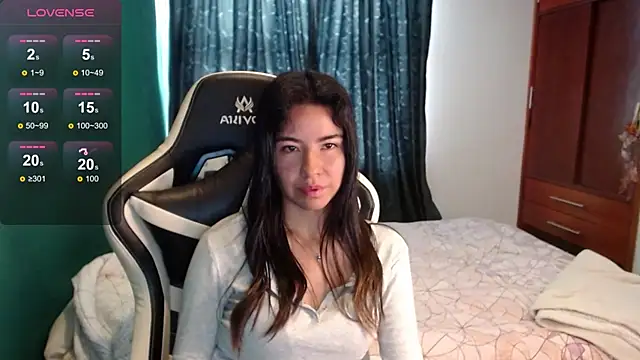 Snapshot of alice_middlee chatting on May 13, 4:59 pm alice middlee online show from May 13, 4:59 pm
