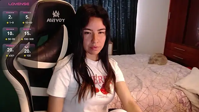Snapshot of alice_middlee chatting on May 14, 3:30 pm alice middlee online show from May 14, 3:30 pm