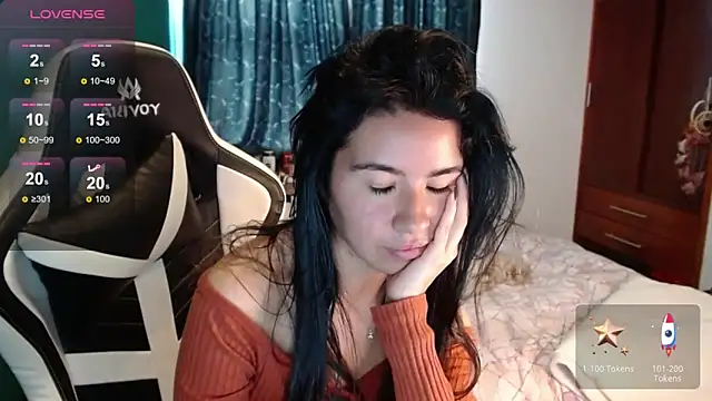 Snapshot of alice_middlee chatting on May 21, 3:52 pm alice middlee online show from May 21, 3:52 pm