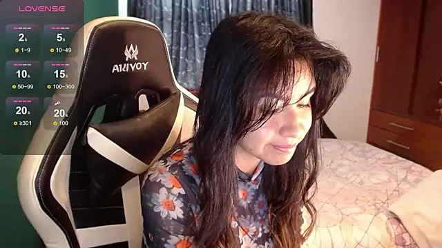 Snapshot of alice_middlee chatting on May 25, 3:07 pm alice middlee online show from May 25, 3:07 pm