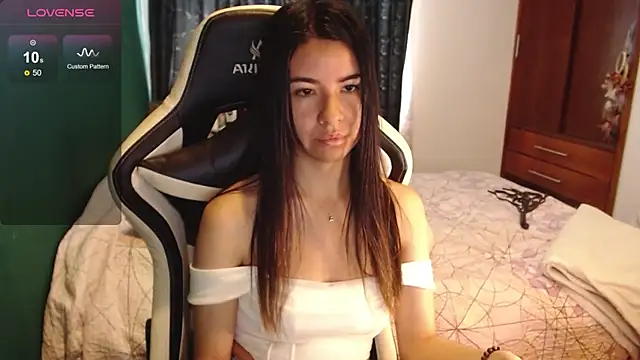 Snapshot of alice_middlee chatting on June 2, 2:52 pm alice middlee online show from June 2, 2:52 pm