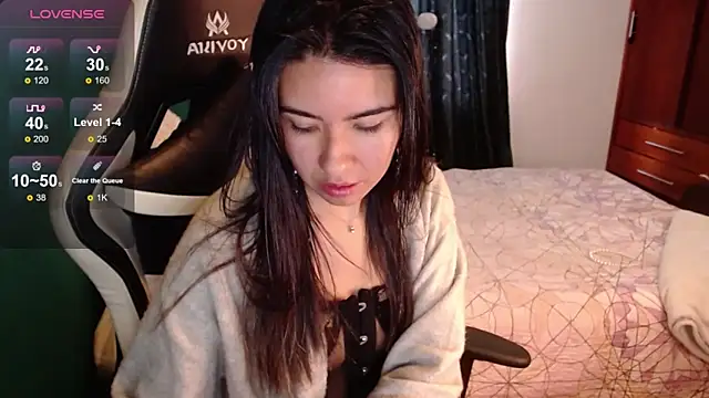 Snapshot of alice_middlee chatting on June 12, 3:11 pm alice middlee online show from June 12, 3:11 pm