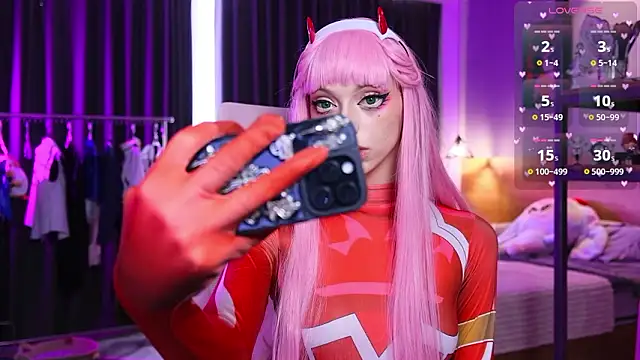 HolliWould  online show from February 20, 9:21 am