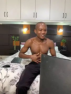 iCrushYenu online show from February 9, 1:00 am