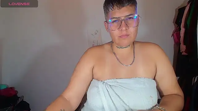 Snapshot of Yessi_rousse chatting on November 8, 11:58 pm Yessi rousse online show from November 8, 11:58 pm