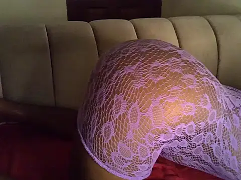 Snapshot of SexyyCinderella chatting on February 12, 11:38 am SexyyCinderella online show from February 12, 11:38 am