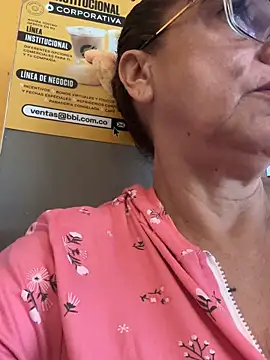 Snapshot of lonely_shewolf chatting on May 21, 4:58 pm lonely shewolf online show from May 21, 4:58 pm