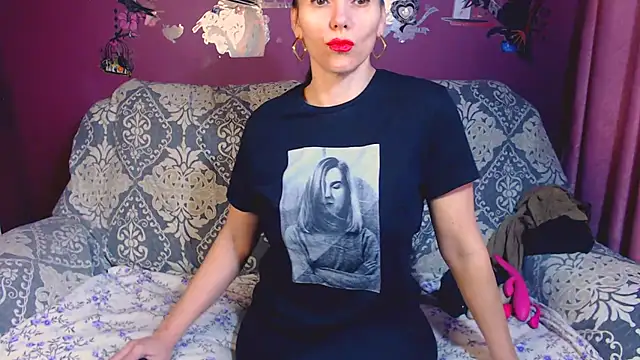 Snapshot of milflovelyxxx chatting on February 14, 9:03 am milflovelyxxx online show from February 14, 9:03 am