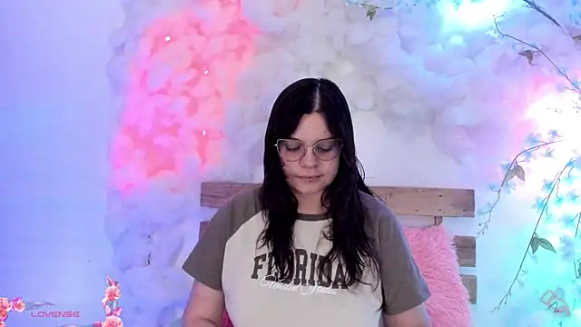 Snapshot of Mey_moon chatting on February 3, 10:54 pm Mey moon online show from February 3, 10:54 pm