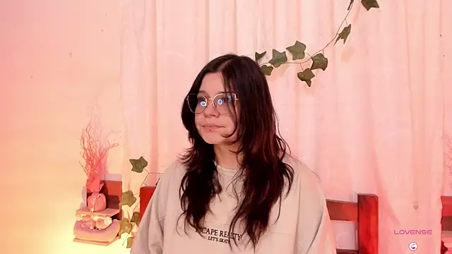 Snapshot of Mey_moon chatting on February 15, 8:22 pm Mey moon online show from February 15, 8:22 pm