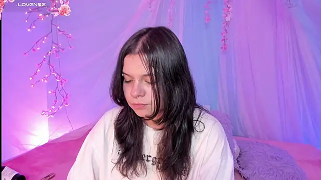 Snapshot of Mey_moon chatting on July 7, 6:47 am Mey moon online show from July 7, 6:47 am