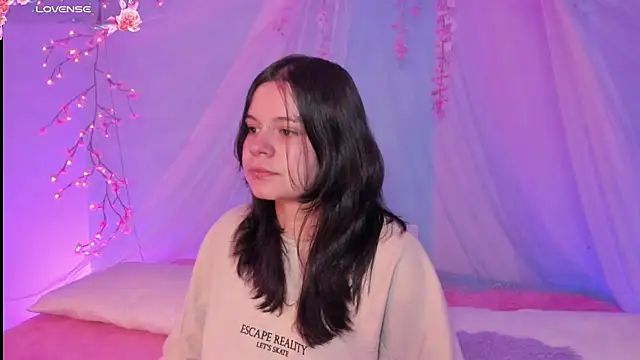 Snapshot of Mey_moon chatting on July 13, 2:03 am Mey moon online show from July 13, 2:03 am