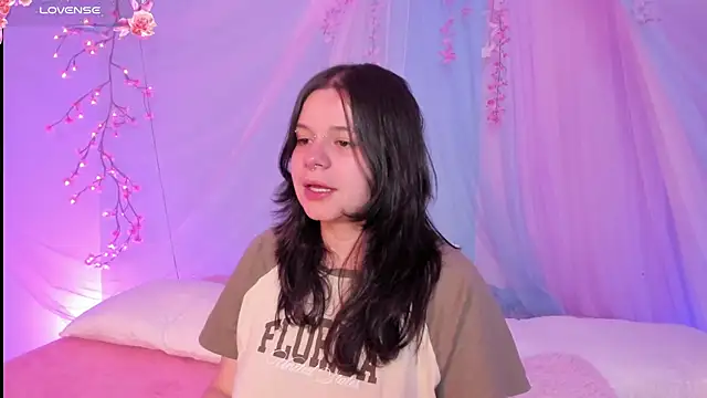 Snapshot of Mey_moon chatting on July 25, 3:04 am Mey moon online show from July 25, 3:04 am