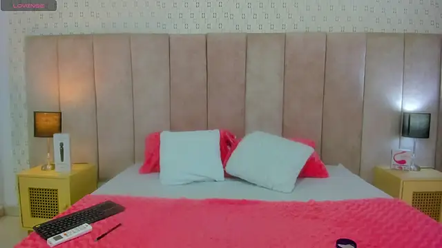 Snapshot of KiaraBrownn chatting on February 3, 12:57 pm KiaraBrownn online show from February 3, 12:57 pm