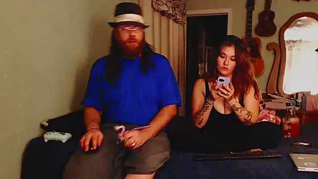 Snapshot of Geeznuts19 chatting on October 19, 3:40 am Geeznuts19 online show from October 19, 3:40 am