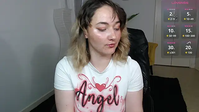 Snapshot of Crystal-dreamt chatting on July 16, 2:01 pm Crystal-dreamt online show from July 16, 2:01 pm