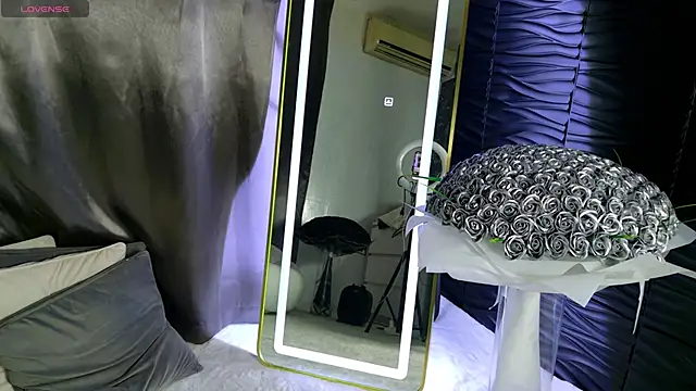 moniqque online show from February 13, 11:50 am