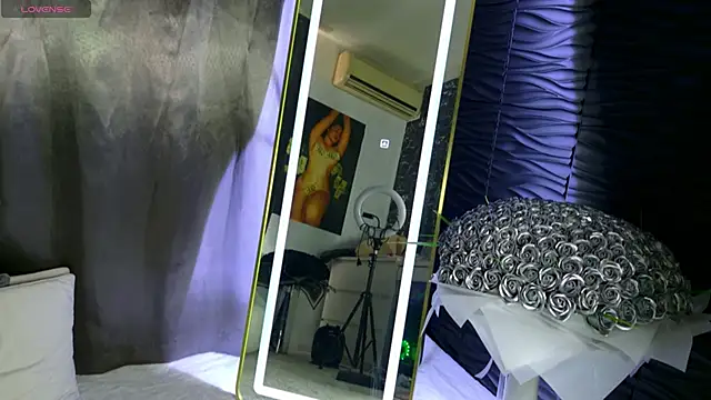 moniqque online show from March 20, 11:38 am