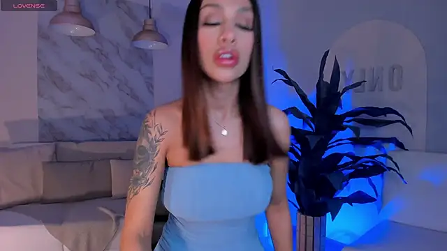 Snapshot of DannaCruz chatting on February 18, 7:41 pm DannaCruz online show from February 18, 7:41 pm