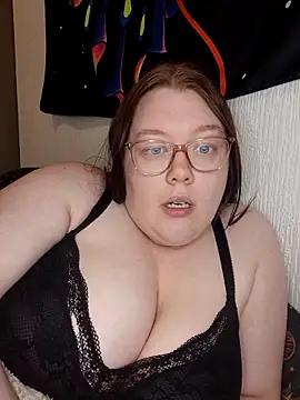 Sexycurvyemilyy online show from April 1, 9:12 pm