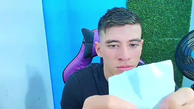 Snapshot of DEIBY_BABY chatting on February 12, 12:27 am DEIBY BABY online show from February 12, 12:27 am