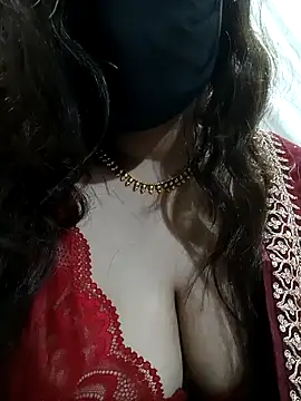 Snapshot of Sexybomb33 chatting on December 15, 10:37 pm Sexybomb33 online show from December 15, 10:37 pm