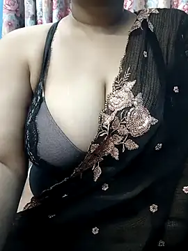 Snapshot of Sexybomb33 chatting on February 8, 7:59 pm Sexybomb33 online show from February 8, 7:59 pm