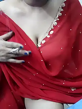 Snapshot of Sexybomb33 chatting on February 9, 9:28 pm Sexybomb33 online show from February 9, 9:28 pm