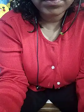 Snapshot of Sexybomb33 chatting on February 12, 8:18 pm Sexybomb33 online show from February 12, 8:18 pm