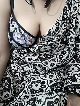 Snapshot of Sexybomb33 chatting on February 24, 12:59 pm Sexybomb33 online show from February 24, 12:59 pm