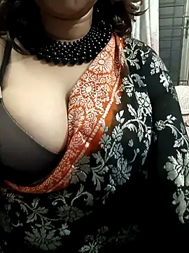 Snapshot of Sexybomb33 chatting on February 27, 2:32 pm Sexybomb33 online show from February 27, 2:32 pm