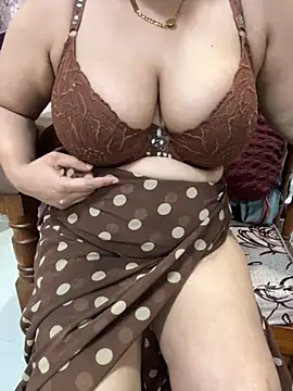 Snapshot of Sexybomb33 chatting on November 12, 8:19 pm Sexybomb33 online show from November 12, 8:19 pm