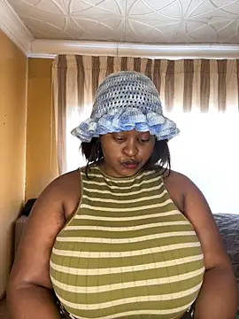 Snapshot of KnockoutBestie chatting on June 17, 10:28 am KnockoutBestie online show from June 17, 10:28 am