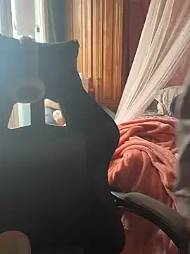 LaPetitechienne1 online show from February 4, 8:24 am