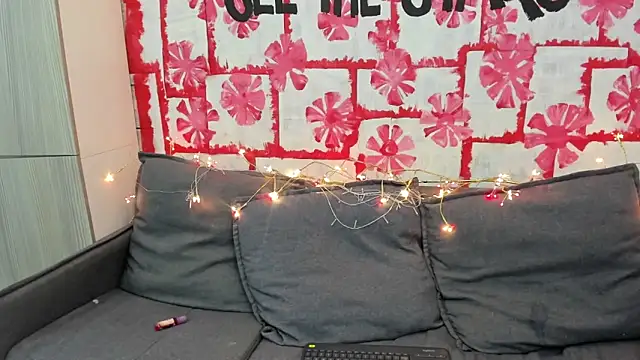 Snapshot of Mhelanny2 chatting on February 8, 6:12 am Mhelanny2 online show from February 8, 6:12 am