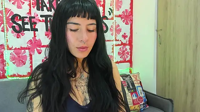 Snapshot of Mhelanny2 chatting on March 20, 7:47 am Mhelanny2 online show from March 20, 7:47 am