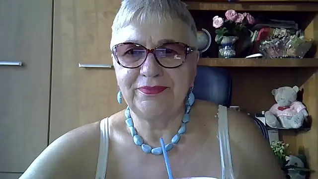Snapshot of SweetCherry27 chatting on September 16, 4:35 am SweetCherry27 online show from September 16, 4:35 am