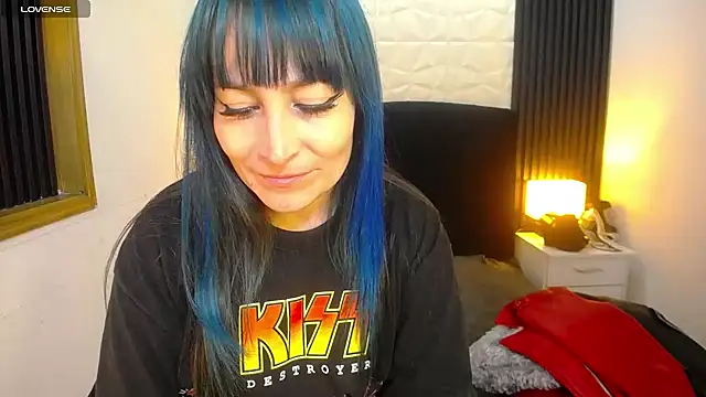 Snapshot of alicia_moom chatting on December 19, 2:23 am alicia moom online show from December 19, 2:23 am