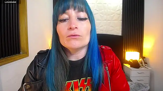 Snapshot of alicia_moom chatting on December 19, 8:34 am alicia moom online show from December 19, 8:34 am