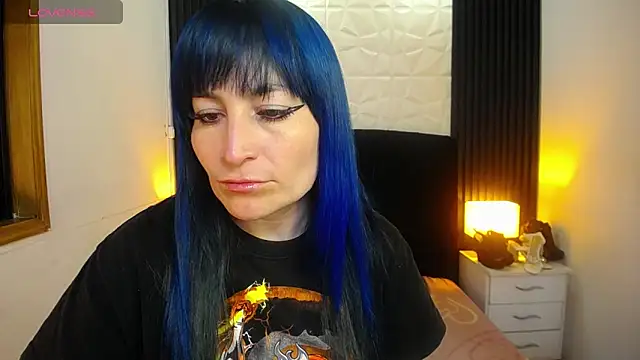 Snapshot of alicia_moom chatting on December 23, 9:18 pm alicia moom online show from December 23, 9:18 pm
