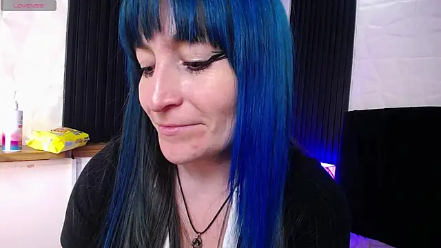 Snapshot of alicia_moom chatting on January 21, 11:02 pm alicia moom online show from January 21, 11:02 pm