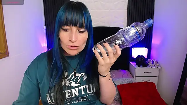 Snapshot of alicia_moom chatting on January 22, 7:56 pm alicia moom online show from January 22, 7:56 pm